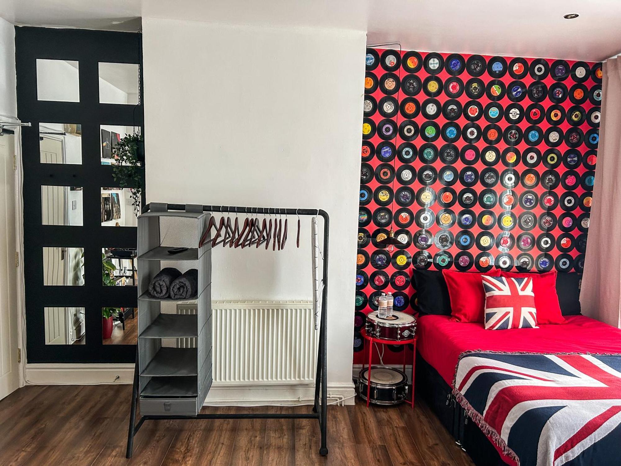 J&w With Free Parking Apartment Liverpool