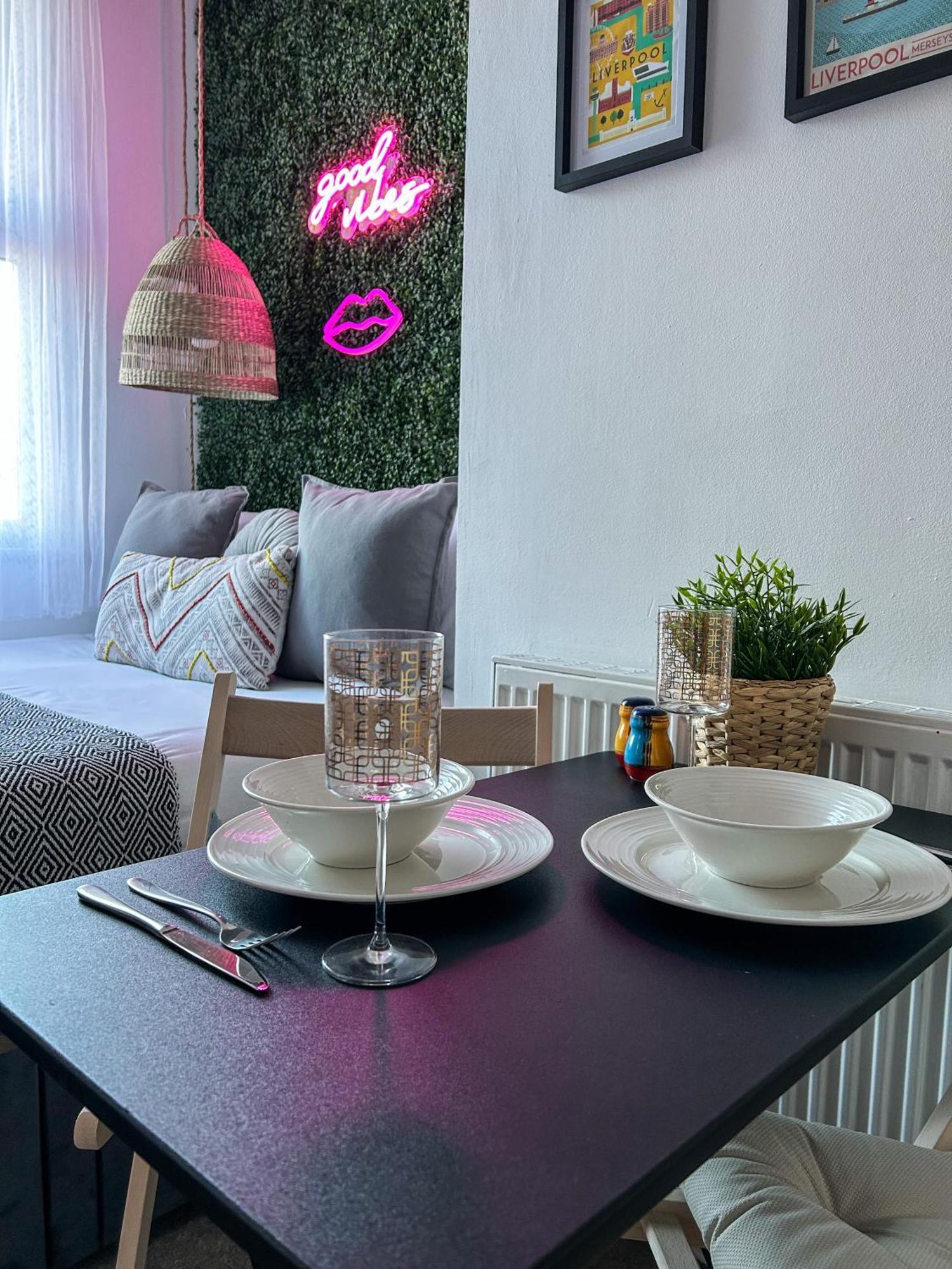 J&w With Free Parking Apartment