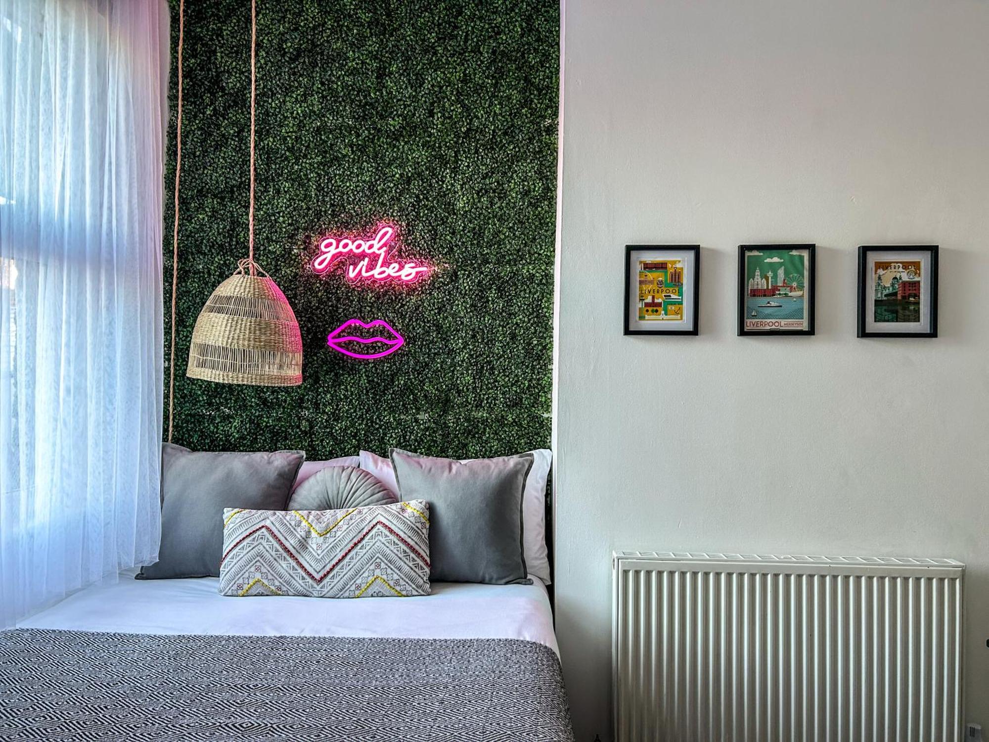 J&w With Free Parking * Liverpool